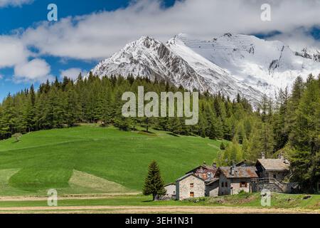 Vue panoramique sur le village de montagne, Petosan, la Thuile, Vallée d'Aoste, Italie Banque D'Images