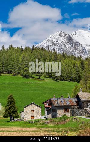 Vue panoramique sur le village de montagne, Petosan, la Thuile, Vallée d'Aoste, Italie Banque D'Images