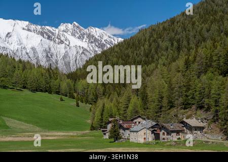 Vue panoramique sur le village de montagne, Petosan, la Thuile, Vallée d'Aoste, Italie Banque D'Images