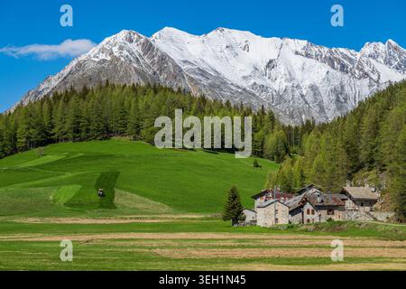 Vue panoramique sur le village de montagne, Petosan, la Thuile, Vallée d'Aoste, Italie Banque D'Images