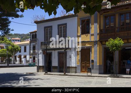 Maisons historiques des Canaries avec balcons en bois et façades colorées dans la vieille ville de Teror, Gran Canaria, Espagne. Banque D'Images