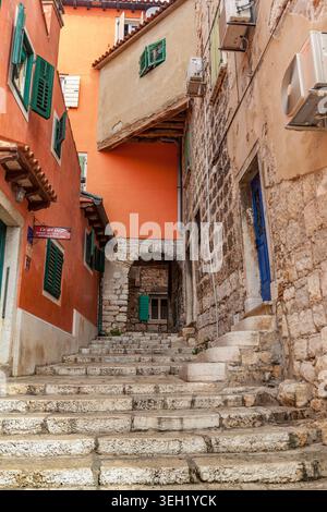 Rue latérale et marches à Rovinj, Istrie Banque D'Images