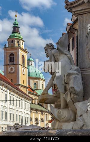 Fontaine Robba, avec la cathédrale de Ljubljana en arrière-plan, place de la ville Banque D'Images