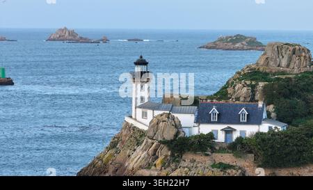 Vue aérienne de l'île de Louet avec le phare et le chalet du gardien sur les falaises rocheuses surplombant la mer Carantec, Bretagne, France. Banque D'Images