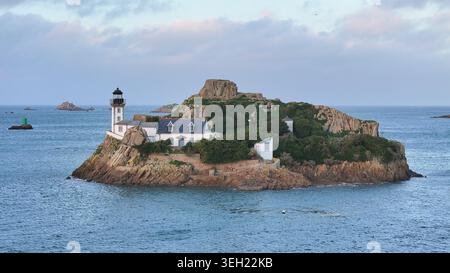 Vue aérienne de l'île de Louet avec le phare historique et la maison du gardien entourée par les eaux bleues de la baie de Morlaix, Carantec, Bretagne, Fra Banque D'Images