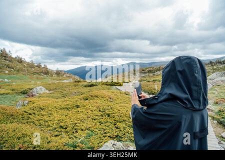Femme prenant photo du paysage de montagne dans le parc Peñalara Banque D'Images