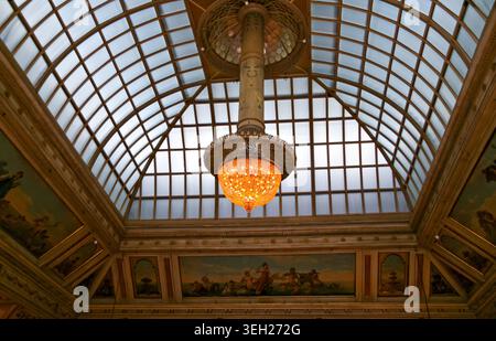 Lustre en cristal et toit en verre à l'intérieur d'un hôtel historique aux pays-Bas Banque D'Images