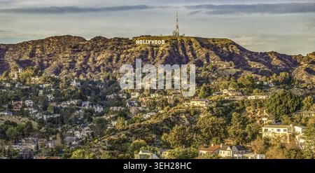 Los Angeles, États-Unis - 13 janvier 2024 : vue aérienne du panneau Hollywood sur les pentes escarpées du mont Lee surplombant un quartier résidentiel Banque D'Images