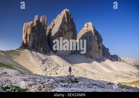 Alpiniste regardant la Tre Cime di Lavaredo dans la région des Dolomites des Alpes italiennes Banque D'Images