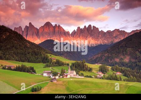 Coucher de soleil sur le village de Santa Magdalena et les montagnes Odle dans les Dolomites, Tyrol du Sud, Italie Banque D'Images