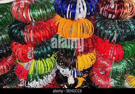 bracelets de poignet colorés empilés avec texture brillante dans un magasin de bazar indien Banque D'Images
