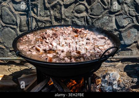 Lechon Kawali, un plat traditionnel de viande de porc grasse frite dans une grande casserole. Luzon, Philippines. Banque D'Images