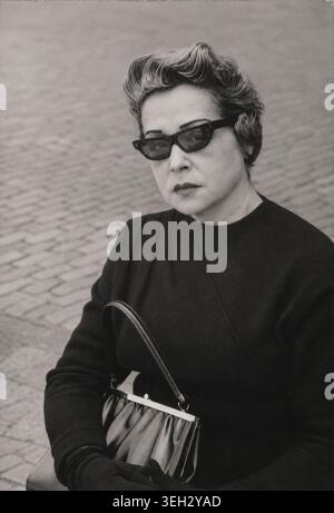 Jeune femme espagnole jouant de la guitare dans le jardin, portrait vintage de style de vie, vers les années 1950 Banque D'Images