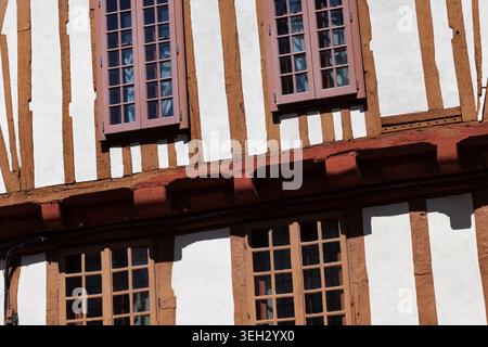 Gros plan de fenêtres et de charpente en bois sur un bâtiment historique à colombages à vannes, Bretagne, France. Banque D'Images