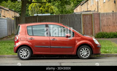 Milton Keynes,Bucks,UK - 18 mai 2026 : 2007 Renault Modus voiture garée sur une route britannique Banque D'Images