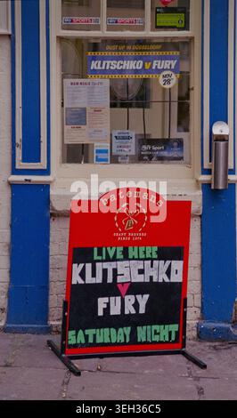 Un panneau devant un pub à Boston, Lincolnshire, Royaume-Uni, annonçant un match de boxe entre Tyson Fury et Wladimir Klitschko. Banque D'Images