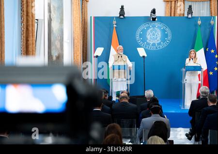 Le premier ministre indien Narendra Modi et le premier ministre italien Giorgia Meloni partent à la fin d'une conférence de presse à la Villa Doria Pamphili à Rome le 20 mai 2026. Banque D'Images