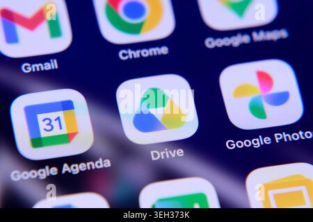 Paris, France - 22 mai 2026 : les icônes Google Agenda, Drive et photos s'affichent sur l'écran d'un smartphone. Banque D'Images