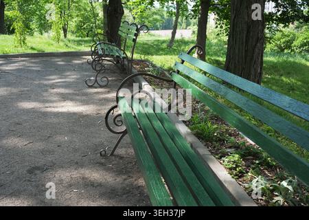 Serene Park dispose de bancs verdoyants nichés dans un paysage luxuriant. Banque D'Images