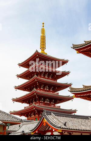 La pagode historique de 5 étages du temple Sensoji à Asakusa, Tokyo, Japon, a été construite en 942 après JC. Le temple Sensoji est le plus ancien temple de Tokyo A. Banque D'Images