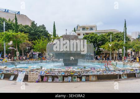 Tel-Aviv, Israël - 15 mai 2026 : vue sur la place Dizengoff, avec des panneaux et des autocollants nommant et commémorant les victimes et les soldats qui ont été tués moi Banque D'Images