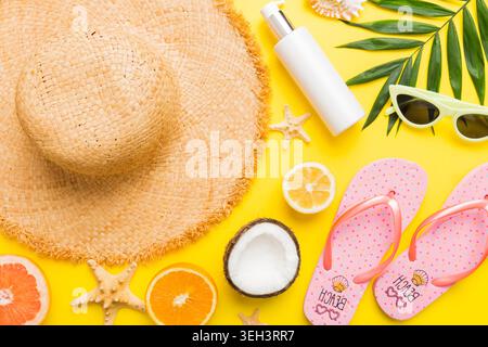 Vue de dessus de divers coquillages placés près de fruits colorés et d'accessoires d'été élégants sur fond de table. Concept d'été. Pose à plat. Vue de dessus avec c Banque D'Images