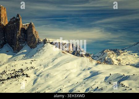 Sellaronda, Italie - 21.02.2025 : un paysage vertical époustouflant de la région de Sellaronda. Avec des parois rocheuses verticales massives et un calcaire déchiqueté Banque D'Images
