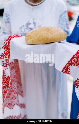 Moment traditionnel de cérémonie du pain de mariage slave Banque D'Images