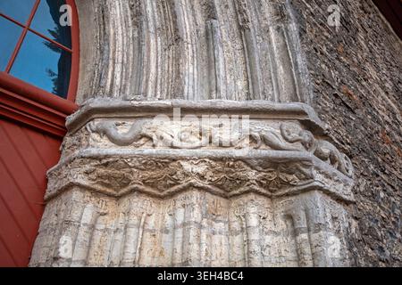 Sculpture sur le cadre en pierre de l'un des portails occidentaux du monastère Catherine, Tallinn, Estonie Banque D'Images