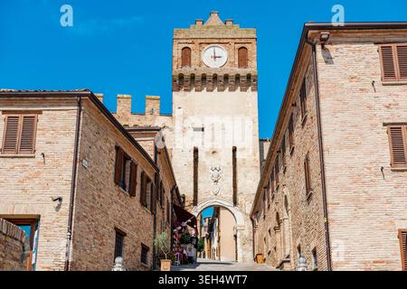 Entrée du village médiéval de Gradara avec tour de l'horloge Banque D'Images