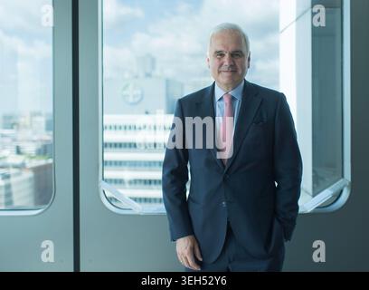 Berlin, Allemagne. 21 mai 2026. Stefan Oelrich, membre du conseil d'administration de Bayer AG et chef de la division pharmaceutique, pose pour une photo de portrait à Berlin, en Allemagne, le 21 mai 2026. POUR ALLER AVEC « interview : la Chine émergeant comme force majeure dans l'innovation biopharmaceutique mondiale, Bayer Executive dit » crédit : Zhang Haofu/Xinhua/Alamy Live News Banque D'Images