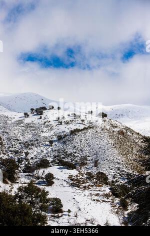 Paysage de montagne enneigée à couper le souffle à Ighzer Iwaquren, région de Kabylie, nord de l'Algérie Banque D'Images