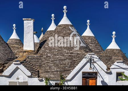 Toits de trulli à Alberobello, Pouilles, Italie. Vue architecturale détaillée des toits de trulli groupés à Alberobello, montrant des toits coniques en calcaire, Banque D'Images