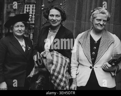 Les survivants arrivent à Melb. L. à R. MRS Fay Behlman Toowoomba, MRS H. Haigh (Sydney) hôtesse, MRS A. Cabel (Brisbane). 25 novembre 1940. Banque D'Images