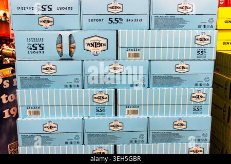 Helsinki, Finlande, 24 mars 2025. Cartons de boissons longs originaux Hartwall empilés dans un magasin hors taxes sur le ferry Silja Line Banque D'Images