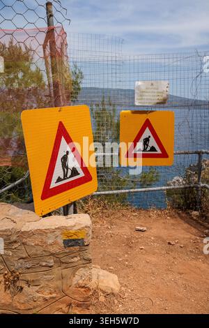 Panneaux de construction le long du sentier de randonnée à Kamini à Hydra, Grèce. Banque D'Images