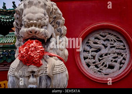 Lion de garde en pierre et soulagement de dragon à la porte avant du temple Da Xiangguo si ou Daxiangguo à Kaifeng, Chine Banque D'Images