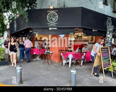 Les gens se rassemblent pour le déjeuner dans un restaurant de trottoir d'angle à la Condesa, Mexico, Mexique Banque D'Images