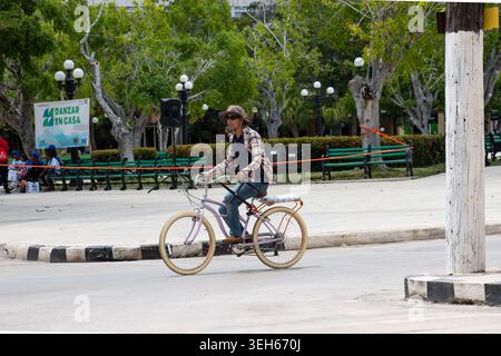 CIEGO DE AVILA, CUBA - 29 avril 2026 : homme à vélo sur la rue Marcial Gomez. Banque D'Images