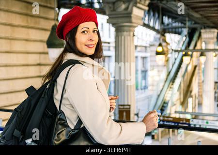 Voyageuse femme seule explorant la station de métro de paris Banque D'Images