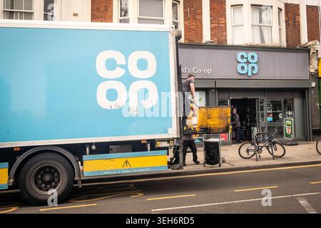 LONDRES - 10 AVRIL 2026 : ROUTE ASKEW W12 – déchargement des camions de livraison coopératifs au magasin Banque D'Images