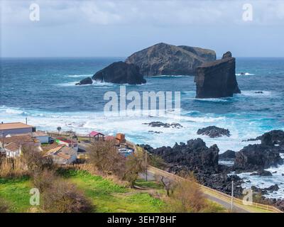 Vue aérienne de Ilheus de Mosteiros Sea Stacks, île de Sao Miguel, Açores Banque D'Images