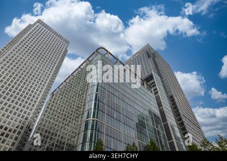 Vue en angle bas des immeubles de bureaux à Canary Wharf. Londres, Royaume-Uni, 14 mai 2023 Banque D'Images