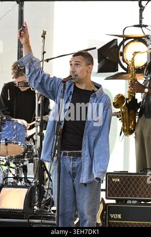 23 mai 2026, %G : The BLEACHERS
(NEW) Bleachers joués à la SÉRIE DE CONCERTS NBC TODAY à New York. 22 mai 2026 New York City, New York U. S. A. selon Wikipedia, The Bleachers est un groupe de rock américain du New Jersey, formé en 2013 par le musicien Jack Antonoff. Dirigés par Jack Antonoff, producteur primé aux Grammy Awards, multi-instrumentiste et chanteur/compositeur, les gradins transforment les sons de la pop des années 80 et du rock universitaire en chansons pleines d'émotion. Entre ses devoirs avec plaisir. Et en tant que producteur pour des stars telles que Taylor Swift, Lorde et Lana Del Rey, Antonoff offre Heartfelt Banque D'Images