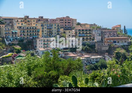 Vietri sul Mare - Kampanien - Italien - 07-04-2025 : bâtiments résidentiels de Vietri sul Mare sur une colline avec balcons, verdure et panneau de l'hôtel, vus en plein jour sous ciel bleu clair. Banque D'Images