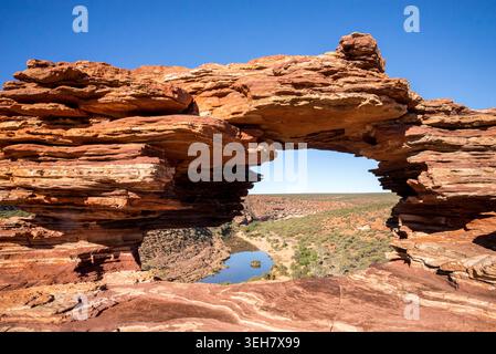 Arche rocheuse à fenêtre natures encadrant Murchison River gorge Kalbarri National Park, Australie occidentale, 17 juillet 2023 Banque D'Images