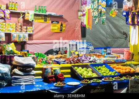 Ratnapura, Sri Lanka - 22 février 2026 : vue d'un petit étal de bord de route vendant des collations, de l'eau embouteillée et des fruits frais le long du chemin de pèlerinage à A. Banque D'Images