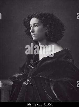 Estampe argentée de Sarah Bernhardt (1844-1923) par Nadar et Paul Nadar, vers 1864. La légendaire actrice de théâtre française a commencé sa carrière à la Comédie-française et a obtenu une renommée mondiale pour ses rôles dramatiques dans racine et Shakespeare. Banque D'Images
