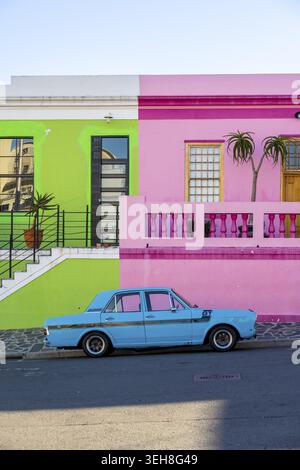 Vieille voiture bleue dans le quartier de Bo-Kaap en face de la maison verte et rose, maisons colorées, Cape Town, Afrique du Sud Banque D'Images