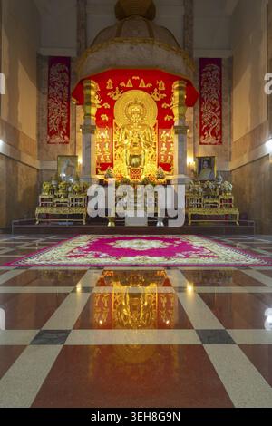 Bouddha doré assis sur un trône, les mains dans le mudra Dharmachakra (geste de démarrage de la roue de l'enseignement), Wat Phayap, Nakhon Rachasima, Isan, Tha Banque D'Images